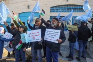 Palestinians protest against freezing of aid for the UNRWA agency for Palestinians refugees in the West Bank city of Ramallah, February 7, 2024 (Photo: Flash90).