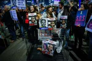 Demonstrators protest calling for the release of Israeli hostages held in the Gaza Strip outside Hakirya Base in Tel Aviv, March 26, 2024 ( Photo: Chaim Goldberg/Flash90).