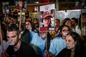 Relatives of Israelis held hostage in the Gaza Strip and supporters protest calling for their release outside Hakirya Base in Tel Aviv, April 23, 2024 (Photo: Avshalom Sassoni/Flash90).