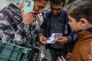 The Israeli army drops leaflets from military aircraft on the east of the city of Rafah and orders them to evacuate and move towards the west of the city of Rafah and the city of Khan Yunis. The leaflet says that all residents of eastern Rafah must evacuate immediately. May 6, 2024 (Photo: Abed Rahim Khatib/Flash90).