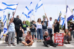 Residents of communities in northern Israel and supporters protest calling on the government and Prime Minister Benjamin Netanyahu to resign at the Mahanaim Junction, northern Israel, May 14, 2024 (Photo: David Cohen/Flash90).