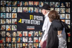 Visitors at Hostage Square in Tel Aviv. January 05, 2024. Photo by Miriam Alster/FLASH90