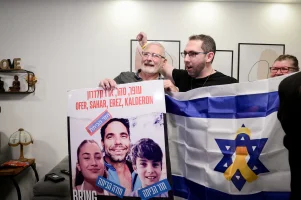 Family of Israeli hostage Ofer Kalderon react as Kalderon is released as part of a deal between Israel and Hamas, in Kfar Saba, February 01, 2025. Photo by Avshalom Sassoni/Flash90
