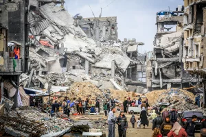 Palestinians at a market among destroyed buildings in the city of Khan Yunis, southern Gaza Strip. (Photo: Abed Rahim Khatib/FLASH90)