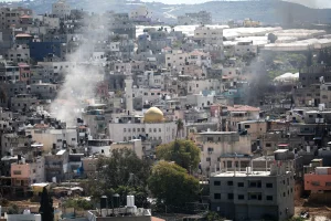 Smoke rises while Israeli security forces raid the Nur Shams refugee camp, in the city of Tulkarem, March 2, 2025. Photo by Nasser Ishtayeh/Flash90