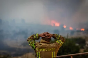 View of a massive wildfire near Mevo Horon, April 30, 2025. Photo by Yonatan Sindel/Flash90