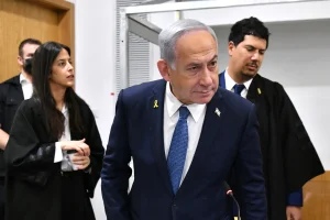 sraeli Prime Minister Benjamin Netanyahu arrives to the courtroom at the Distrcit court in Tel Aviv, before the start of his testimony in the trial against him, May 6, 2025. (Photo: Flash 90)