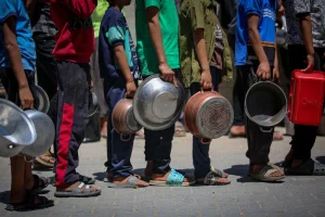 Palestinians receive meals from volunteers in Gaza City, May 21, 2025. Photo by Ali Hassan/Flash90