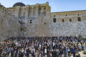 A delegation of more than a thousand Evangelical Christians attend a special prayer outside Jerusalem’s Old City, December 4, 2025. Photo by Chaim Goldberg/Flash90