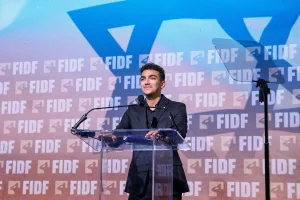 Former hostage Edan Alexander while speaking at a Friends of the IDF (FIDF) gala in New York. Photo: (Photo used under section 27A of the copyright law). 