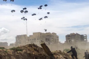 Israeli aerial aid drops into Gaza, July 25, 2025. Photo: (Photo used under section 27A of the copyright law)