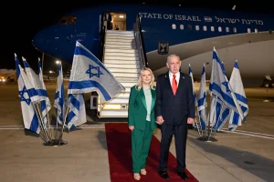 Prime Minister Benjamin Netanyahu, alongside His wife, this morning (Thursday, 25 September 2025), at Ben-Gurion International Airport, prior to departing on a diplomatic visit to the US. Photo: Avi Ohayon\GPO