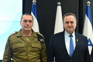 Defense Minister Israel Katz (right) and IDF Chief of the General Staff Lt.-Gen. Eyal Zamir (left) during an official ceremony at the Ministry of Defense on March 24, 2025. Photo source: GPO.