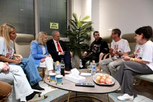 Prime Minister Benjamin Netanyahu and his Wife Sara Meet Returned Hostages at Beilinson Hospital, 14 October 2025. Photo: Avi Ohayon (GPO)