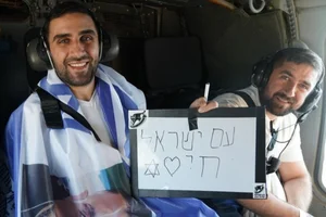 Segev Kalfon meeting his family onboard the helicopter en route to the hospital, 12.10.2025 Photo: Prime Minister Office