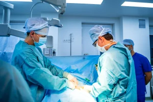 Illustration — Surgeons perform a stem cell procedure during a bone marrow transplant, with plasma visible in the syringe. Photo: Shutterstock