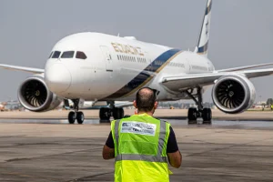Illustrative: El Al staff during the landing of an El Al aircraft. (Photo: Shutterstock)