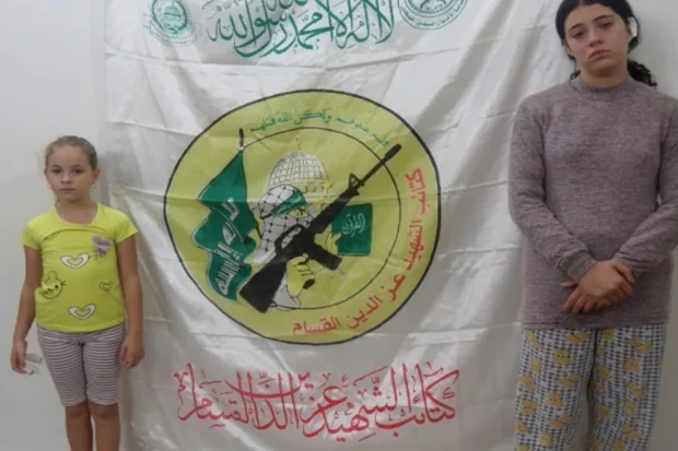 Ela Elikim, 8-years old, with his sister Dafna Elikim, 15-year-old who was kidnapped along with her, shown in a video of Hamas. The two were release in one of the last hostages-deal (Photo: IDF).