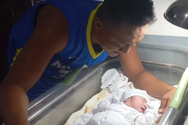Thai Hostage Survivor Jimmy Pacheco with His Newborn Daughter “Israela”, July 29 2025. Photo: (Photo used under section 27A of the copyright law)
