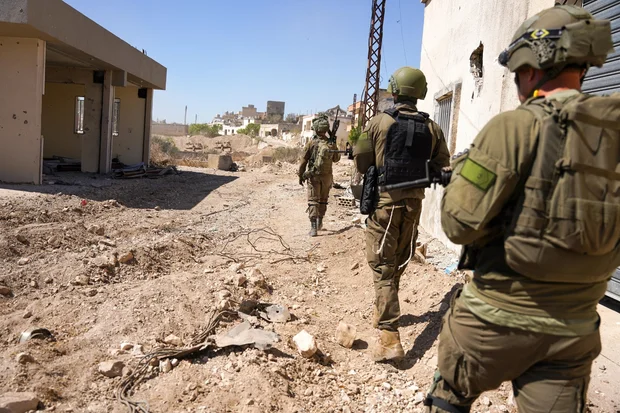 17 Israeli soldiers wounded in southern Lebanon | Video: IDF captures Hezbollah terrorist