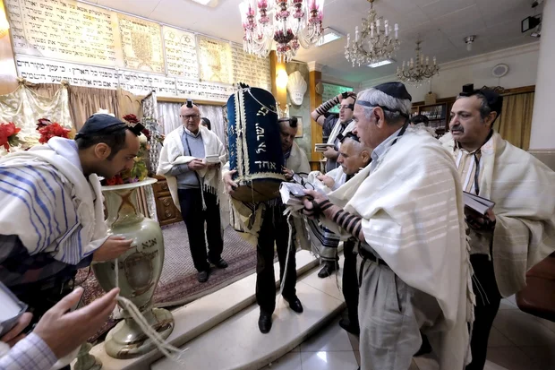 Iranian Jews pray at the Abrishami synagogue at Palestine street in Tehran December 24, 2015. (Photo: Raheb Homavandi/Reuters)
