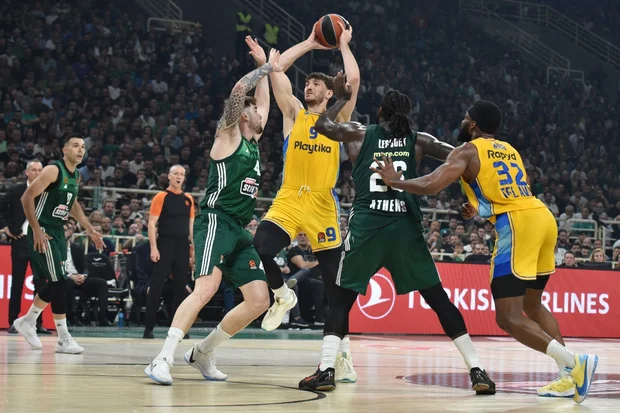 Dramatic win: Basketball giant Maccabi Tel Aviv closes in on EuroLeague semifinals amid controversy