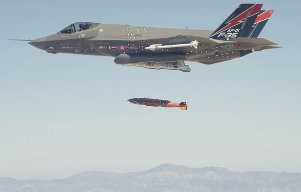 Illustration: A U.S. F-35A fighter jet releases a 2,000-pound BLU-109 “bunker-buster” bomb. (Photo: Reuters)