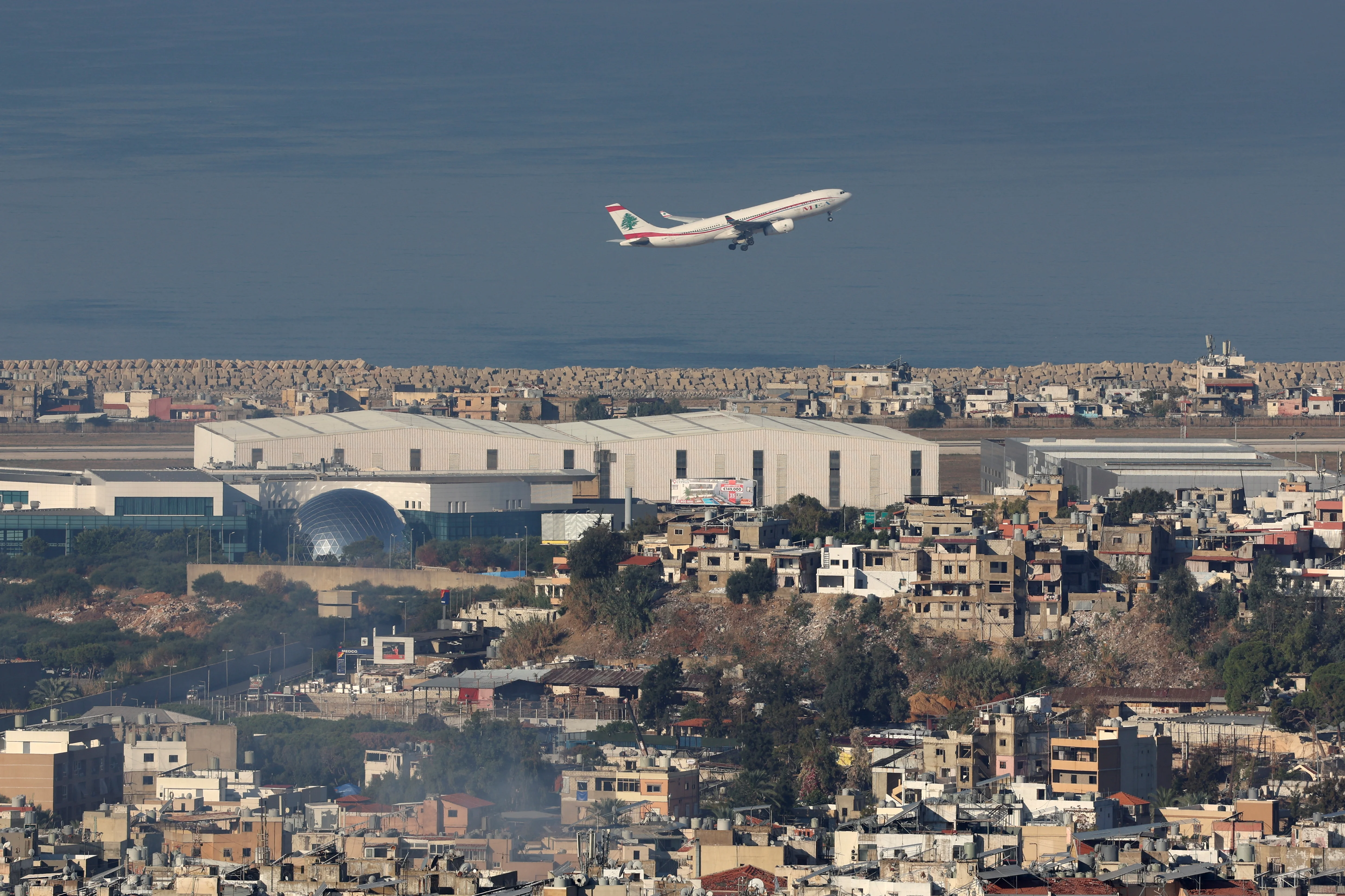 A Lebanese Middle East Airlines (MEA) plane takes off from Beirut-Rafic Al Hariri International Airport, amid the ongoing hostilities between Hezbollah and Israeli forces, in Beirut, Lebanon November 15, 2024. REUTERS/Mohamed Azakir