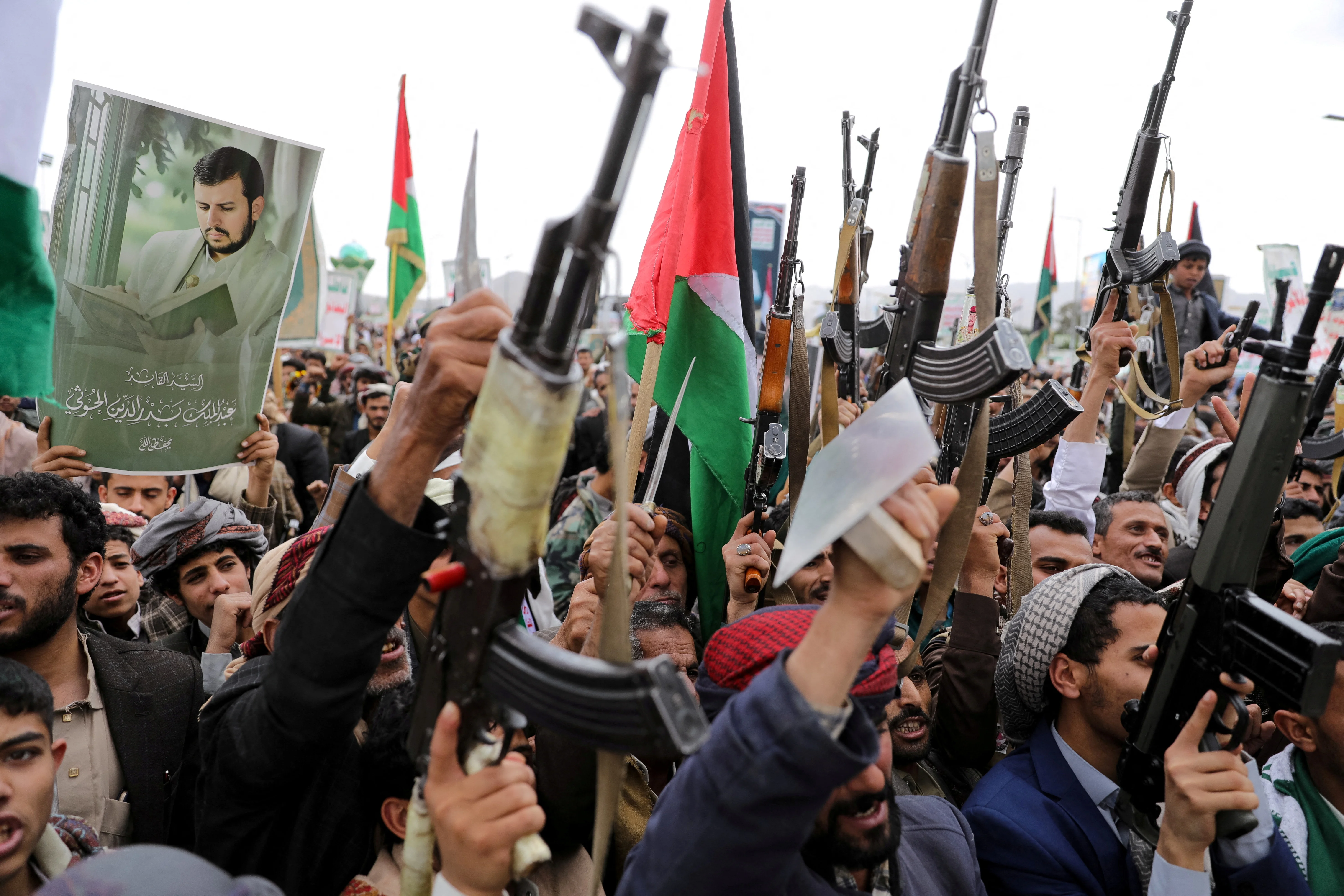 Houthi supporters hold weapons as they rally to mark the annual al-Quds Day (Jerusalem Day) on the last Friday of the Muslim holy month of Ramadan, in Sanaa, Yemen March 28, 2025. REUTERS/Khaled Abdullah.