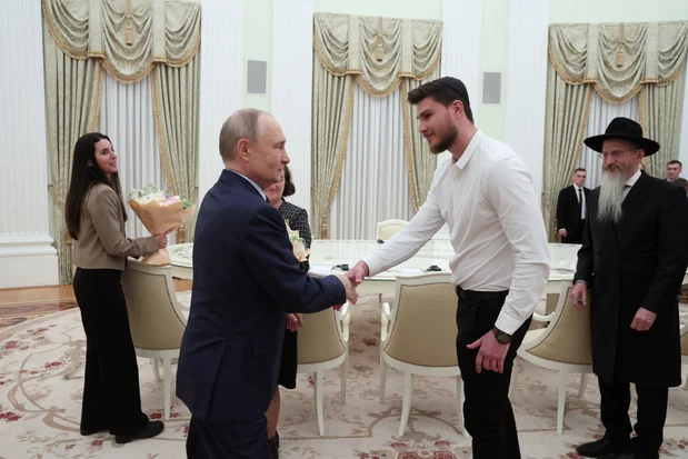 Russian President Vladimir Putin attends a meeting with Alexander Trufanov, a Russian national seized by militant group Hamas in October 2023 and freed from captivity in the Gaza strip, other former hostages - Trufanov's mother Elena and his fiancee Sapir Cohen, and Chief Rabbi of Russia Berel Lazar at the Kremlin in Moscow, Russia April 16, 2025. Photo: Via reuters
