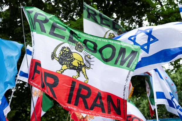 Flags are displayed as supporters of Iran's exiled Crown Prince Reza Pahlavi and pro-Israel demonstrators gather outside the Iranian embassy during a protest in London, Britain, June 22, 2025. Photo: Reuters Connect by Carlos Jasso
