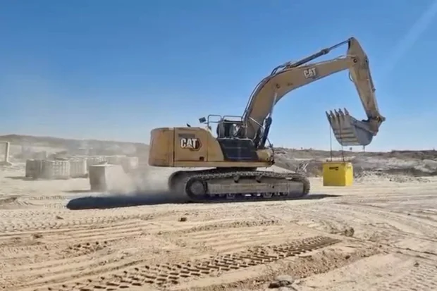 Las FDI construyen una barrera de tierra de varias millas de longitud en el interior de Gaza, que separa el territorio controlado por Israel, según informes.
