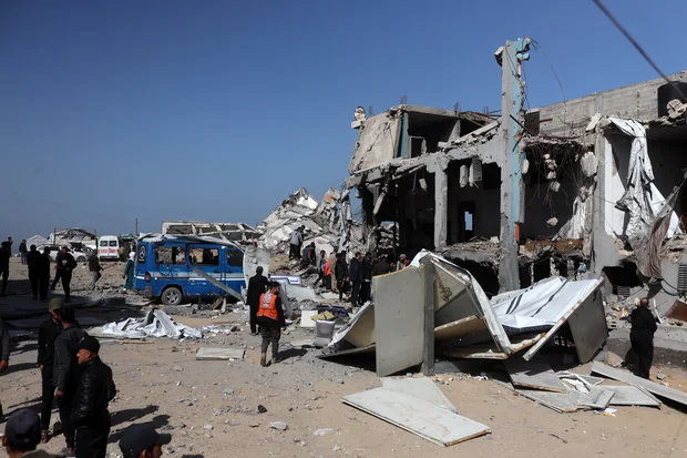 Ataques aéreos israelenses teriam matado 32 habitantes de Gaza, enquanto as Forças de Defesa de Israel respondem à “violação do cessar-fogo”.