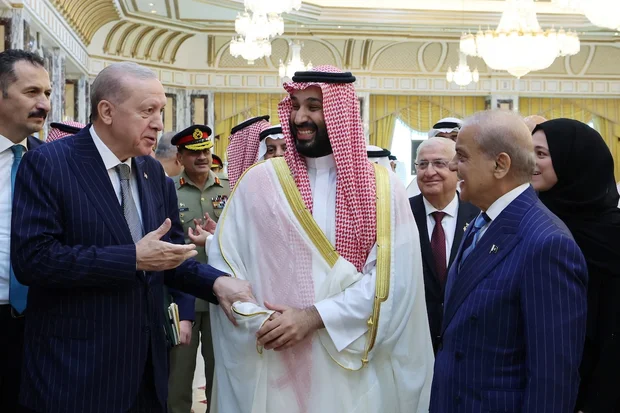 Turkish President Tayyip Erdogan, Saudi Crown Prince Mohammed bin Salman and Pakistan's Prime Minister Shehbaz Sharif chat after signing a joint defense agreement in Mecca, Saudi Arabia, August 7, 2026. (Photo: Murat Cetinmuhurdar/Turkish Presidential Press Office/Handout via REUTERS)