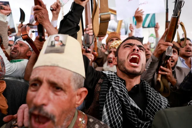 Major Houthi offensive collapses in Yemen amid intense fighting against gov’t & Saudi forces