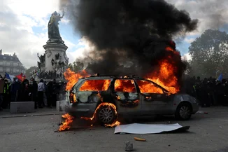 A car burns amid clashes between rioters and the French police, October 17, 2026. (Photo: REUTERS/Stephanie Lecocq)
