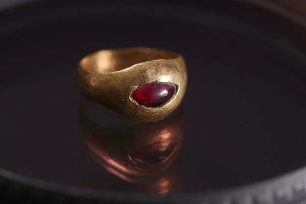 The 2,300-year-old gold ring. May 2024 (Photo: Emil Aladjem, Israel Antiquities Authority).