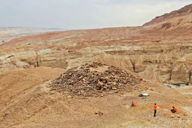 Excavation by the Israel Antiquities Authority and volunteers, north of Nahal Zohar. Photo: Emil Aladjem, Israel Antiquities Authority.