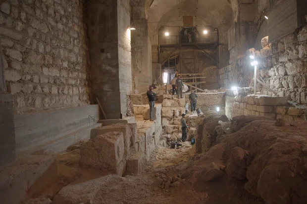 Uncovering of the Hasmonean wall segment in the Kishle, at City of David museum. December, 2025 Photo: Israel Antiquities Authority by Gabriel Volcovich