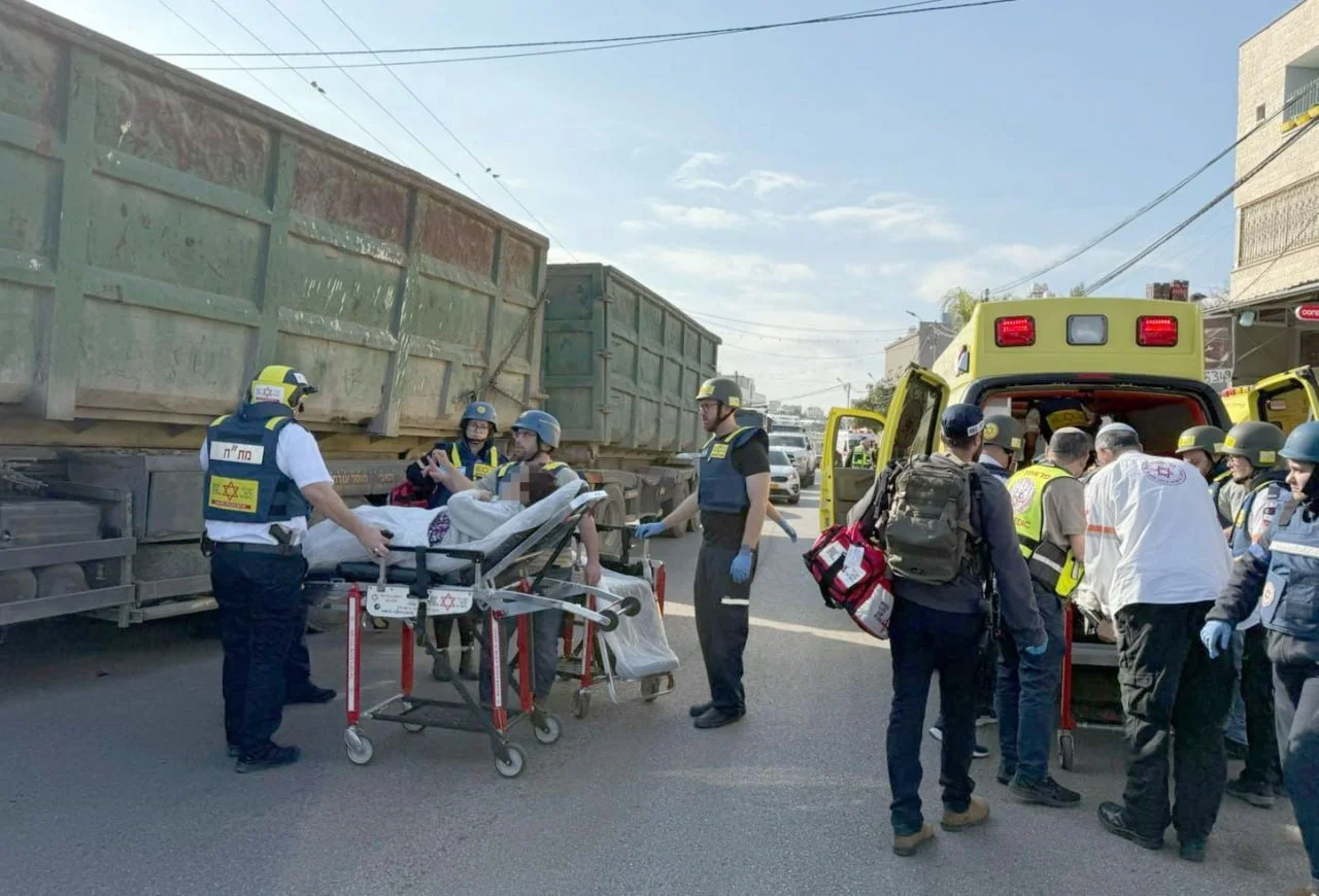 IDF troops and MDA vehicle at the terror attack site in Kedumim, West Bank, on 6.1.2025. (Photo: MDA)
