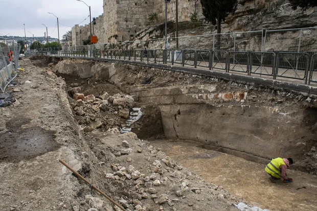 1,000-year-old Jerusalem Old City moat, mysterious carved handprint discovered