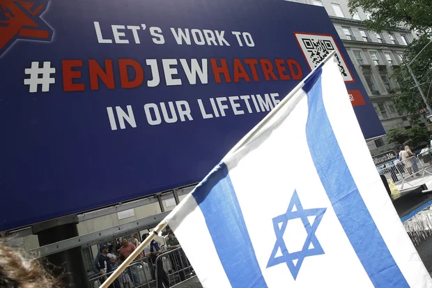 Bericht zum Jahrestag des Zweiten Weltkriegs zeigt Rekordwerte beim weltweiten Antisemitismus, jüdische Führer fordern Maßnahmen