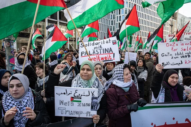 Deutschland verzeichnet einen Anstieg des Antisemitismus um 77 %, der Großteil des Judenhasses steht in Zusammenhang mit Israel