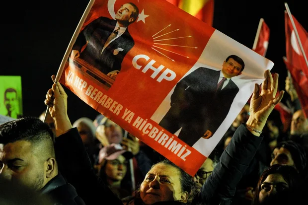 Prefeito de Istambul e rival de Erdoğan preso antes das primárias do partido, oposição protesta contra 'golpe'