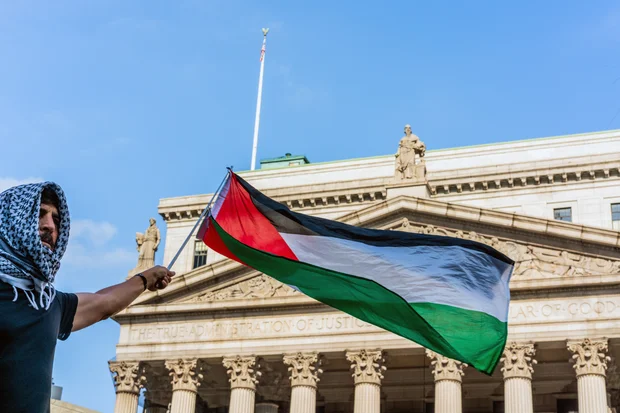 Não apenas funcionários oficiais da Autoridade Palestina, os EUA suspendem novos vistos para todos os portadores de passaportes Palestinos