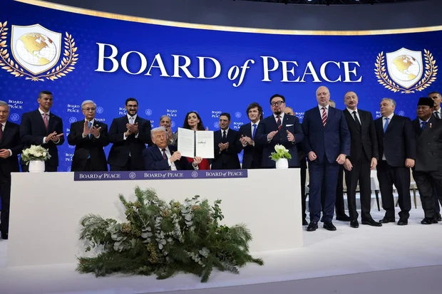 2026-01-22T122250Z_988901940_RC2A6JAUWGV4_RTRMADP_3_DAVOS-MEETING-TRUMP.jpg