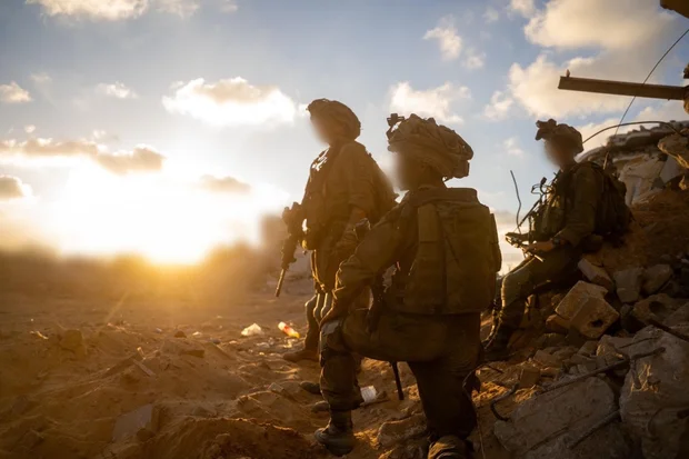 L'armée israélienne reste en état d'alerte maximale, craignant des attaques de dernière minute du Hamas avant le cessez-le-feu à Gaza.