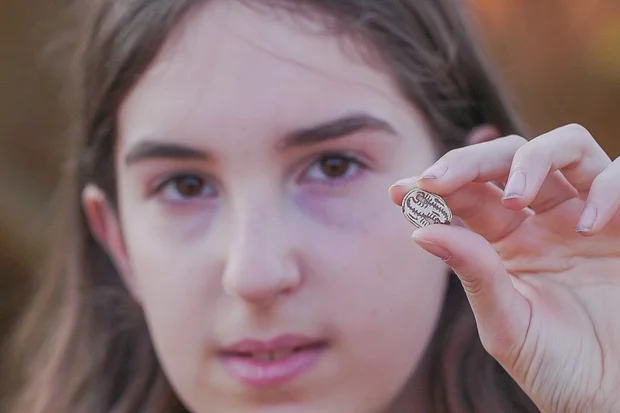 3._הקמיע_שעליו_סימן_העקרב_בידה_של_דפנה_פילשטיינר_בת_ה-12._צילום_אמיל_אלגם_רשות_העתיקות.jpg