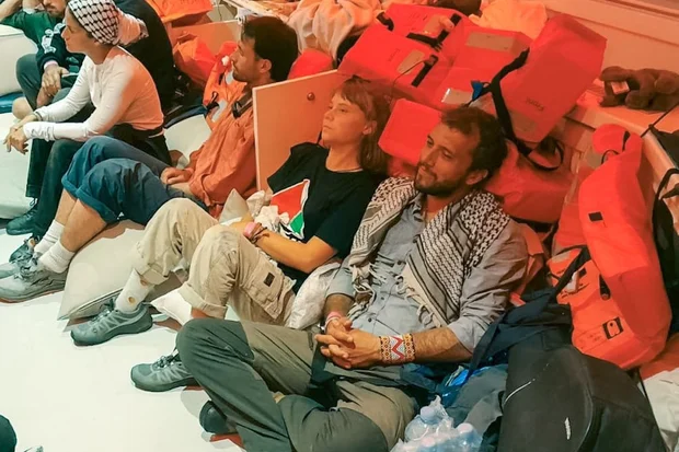 470 ativistas da flotilha anti-Israel foram fichados antes da deportação após “quantidades insignificantes de auxílio” terem sido encontradas nos barcos