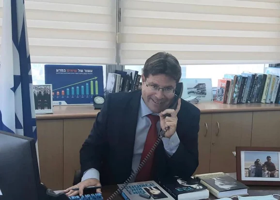 Akunis-phone-call.jpg